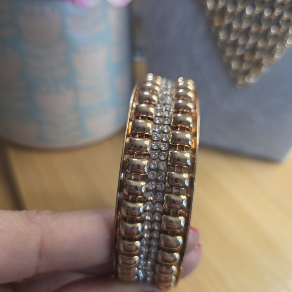 Gold Jewelry Set in V-Shape with Multiple Connected Layers - Picture 3 of 6